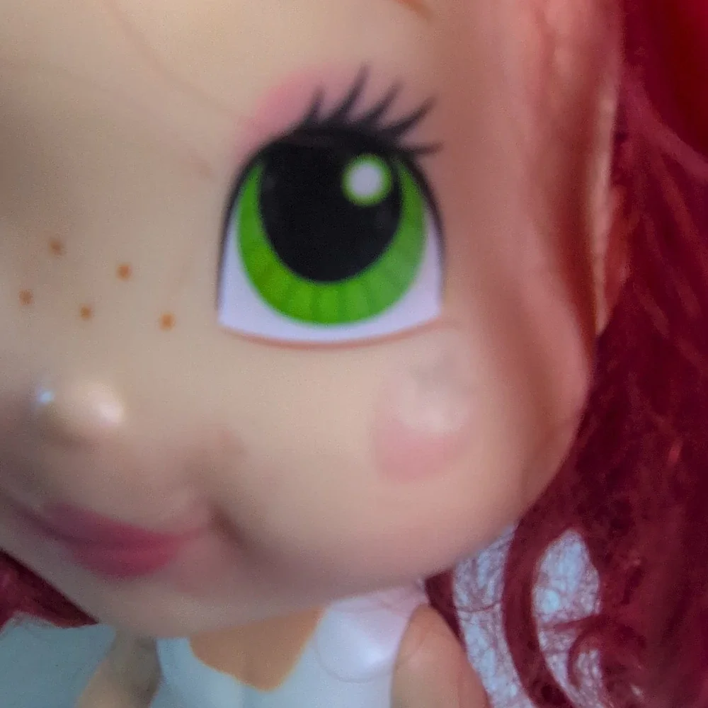 Hasbro Strawberry Shortcake 11 in Play Doll Red Wavy Hair Green Eyes Freckles‎